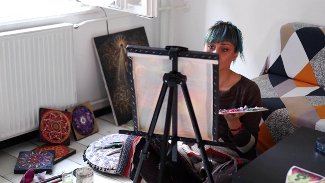 沉思的艺术家看着她的画布，思考着失去了什么视频素材