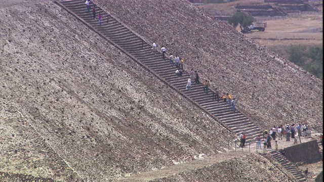 游客们爬楼梯从底部到塔顶特奥蒂瓦坎金字塔。视频素材