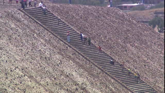 游客们爬楼梯到达特奥蒂瓦坎金字塔的顶端。视频素材
