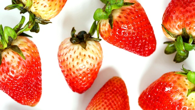近距离接触新鲜红草莓水果，健康抗氧化食品概念视频下载