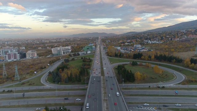 汽车在繁忙的道路上行驶缓慢，无人机拍摄的索菲亚，保加利亚视频素材