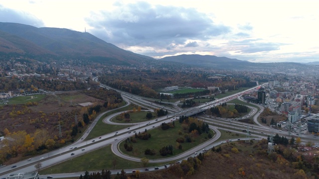 鸟瞰图的城市交通在博亚纳环索非亚，保加利亚视频素材
