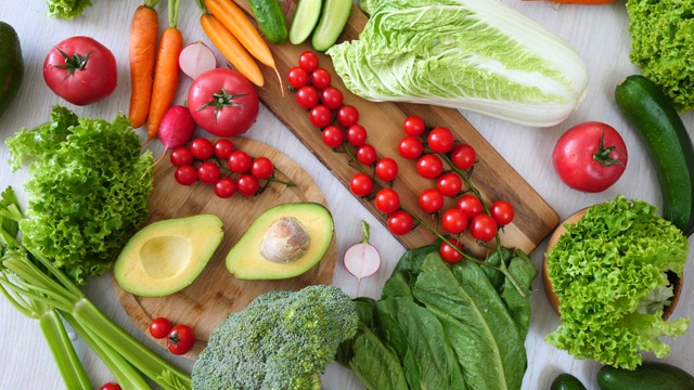 健康的素食的生活方式。蔬菜在桌子上。有机食品。视频素材