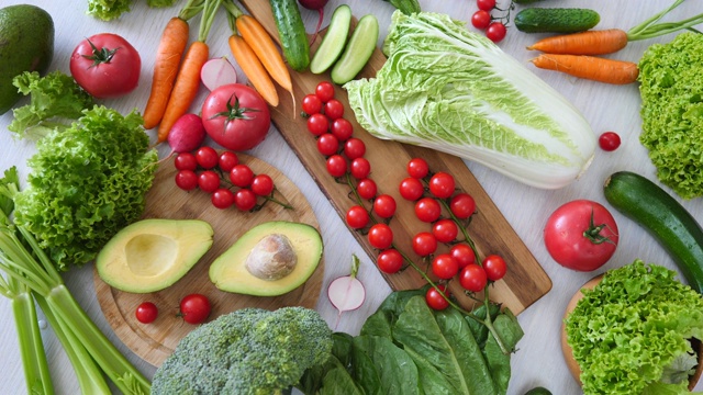 健康的饮食，营养，素食生活方式。桌上的有机蔬菜。视频素材