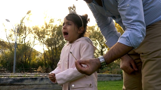 可爱的小孩在公园外面哭泣。视频素材