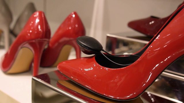 华丽的红色鞋子在女人鞋店特写视频素材