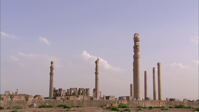 石柱耸立在波斯波利斯的废墟上。视频下载