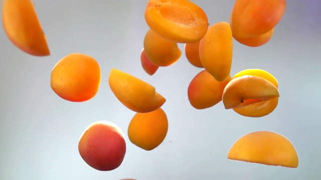 一半的杏子在白色的背景上弹跳视频下载