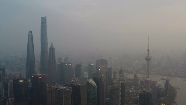 中国上海，日出时分，陆家嘴摩天大楼的4k无人机镜头视频视频下载