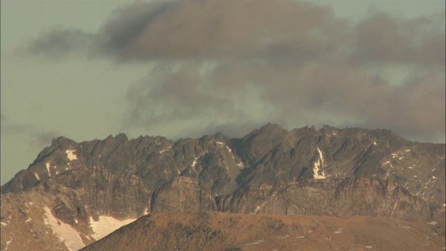 灰色的云布满了山脉和丘陵的天空。视频下载