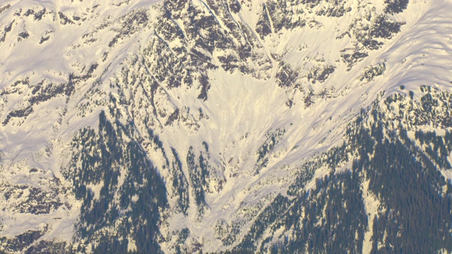 大雪覆盖了崎岖的山脉。视频下载