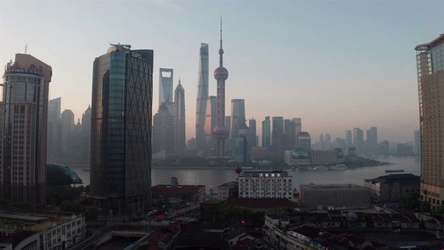 中国上海，日出时分，陆家嘴摩天大楼的4k无人机镜头视频视频下载