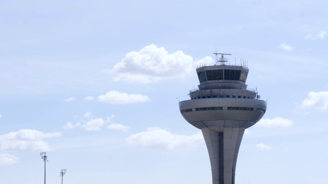 4k接近马德里-巴拉哈斯阿道夫机场的空中交通管制塔Suárez。视频素材