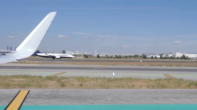 4k观看马德里-巴拉哈斯阿道夫Suárez机场跑道，瑞安航空航班开始起飞。马德里西班牙视频素材