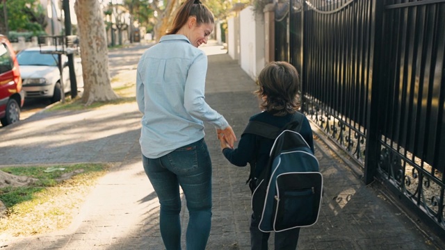 一名小学生与母亲步行上学视频下载