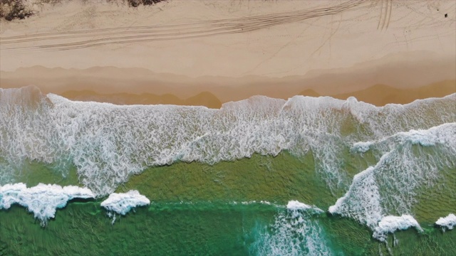 无人机的一个海滩，沙洲，冲浪和海浪打破。——慢动作视频下载