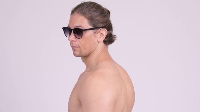 肌肉男与太阳眼镜的特写后视图视频素材