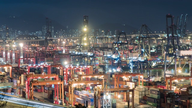 夜间香港船厂全景图，延时物流概念视频素材