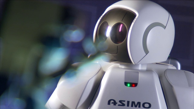 一个ASIMO人形机器人可以转动它的头部。视频下载
