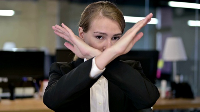 年轻女商人用手势说不的肖像视频下载
