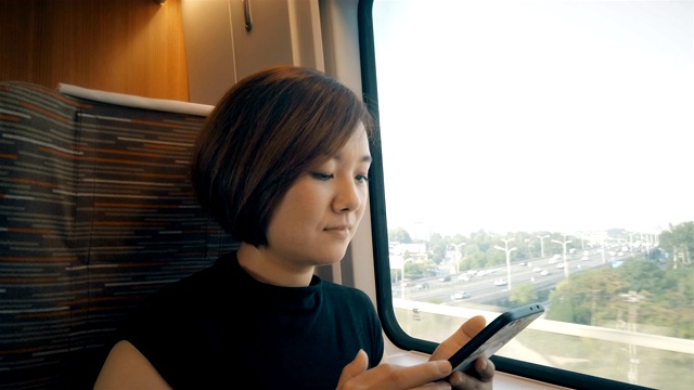 中国北京，高铁中的女性。视频购买