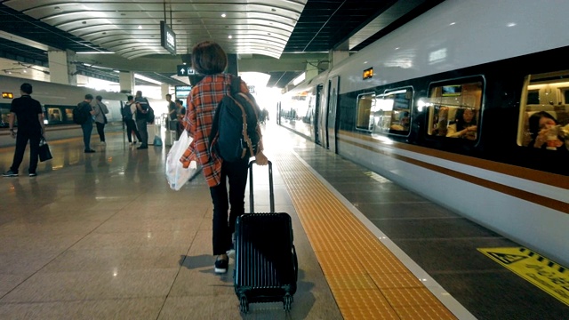 中国北京高铁站上的女子。视频购买