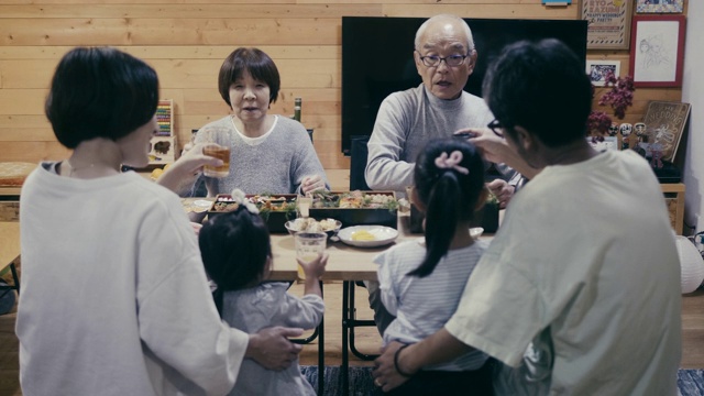 日本几代同堂的家庭在除夕夜吃大石饭前说“kampai”视频素材