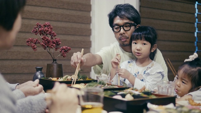 日本几代同堂的一家人在除夕夜吃御石饭视频素材