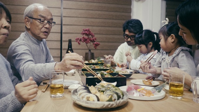 日本家庭在除夕夜吃御石饭视频素材