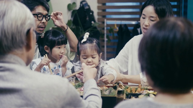 日本几代同堂的一家人在除夕夜吃御石饭视频素材