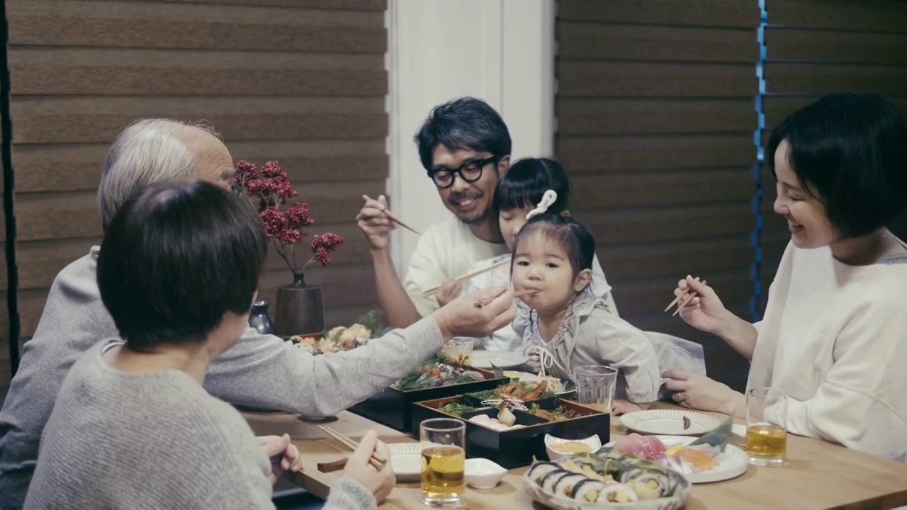 日本的爷爷在除夕夜喂孙子视频素材
