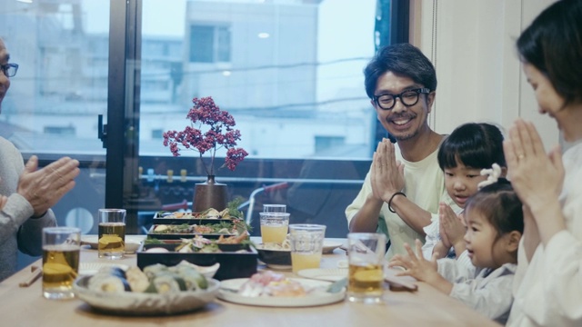 日本一家几代人在除夕夜吃大石饭前说“定食”视频素材