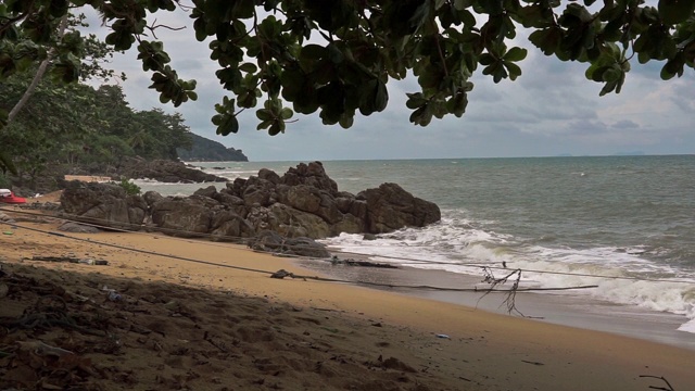 季风季节，岩石海滩和海浪拍打着印度洋海岸视频素材