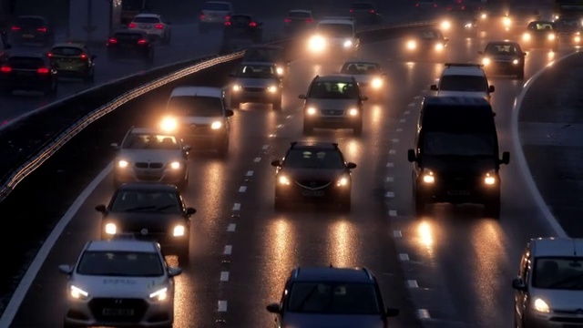 高速公路上清晨的交通在雨中。視頻素材