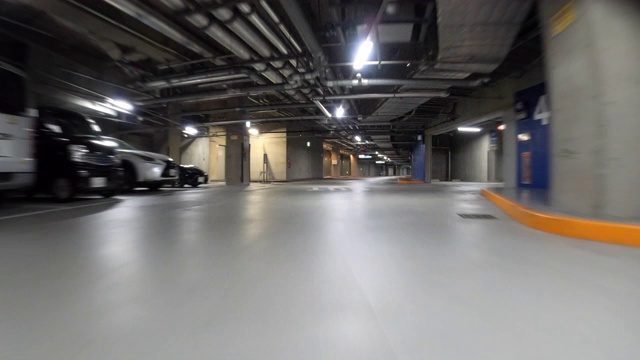 穿过地下停车场视频下载