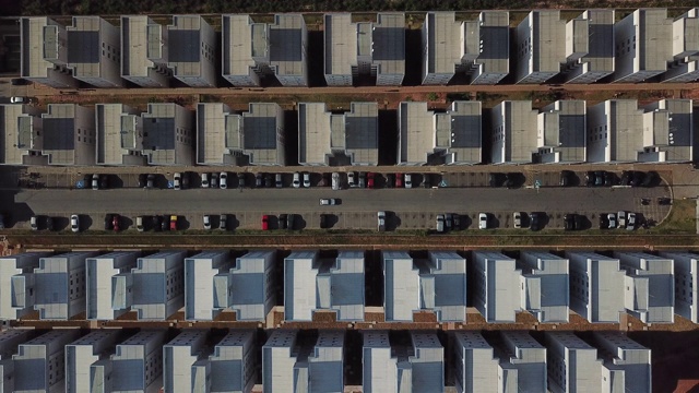 汽车在对称的建筑之间穿行视频下载