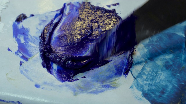 调色板刀将油和冷蜡混合成幻影蓝色油彩视频下载