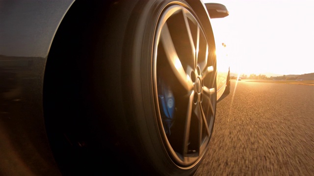 日落时分，在空旷的赛车跑道上，赛车车轮旋转视频素材