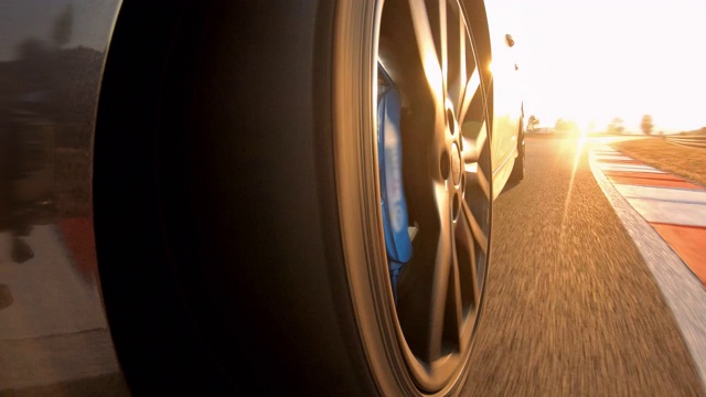 日落时分在赛道上驾驶跑车视频素材
