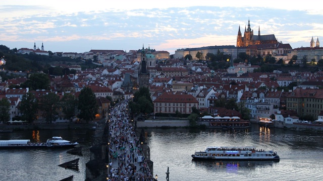 布拉格城堡和查理大桥的日落在布拉格，捷克共和国，伏尔塔瓦河在前景视频下载