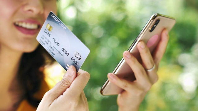 在智能手机上通过信用卡在线购买，特写视频素材