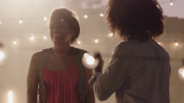 SLO MO，美丽的非洲裔美国千禧夫妇又跳又跳视频素材