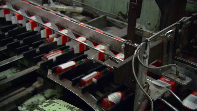 工厂用机器包装塔巴斯科辣酱油。视频素材