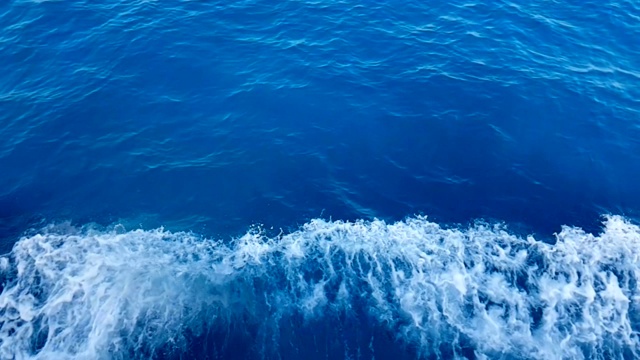 蓝色海浪运动从船，旅游度假的概念视频下载