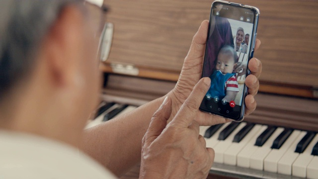 爷爷奶奶在家里用智能手机和孙子聊天视频下载