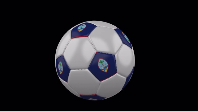 关岛旗帜上飞行的足球透明背景，阿尔法频道视频素材