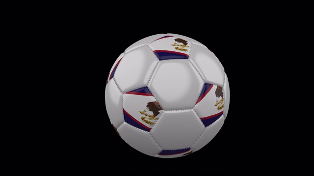 美属萨摩亚的旗帜上飞行的足球透明背景，阿尔法频道视频素材