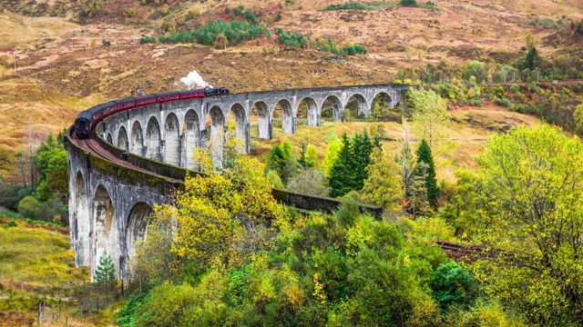 英国苏格兰，有蒸汽火车的格伦芬南高架桥视频下载