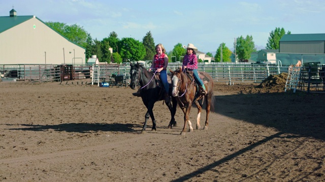 年轻的女牛仔在牧场骑马视频下载