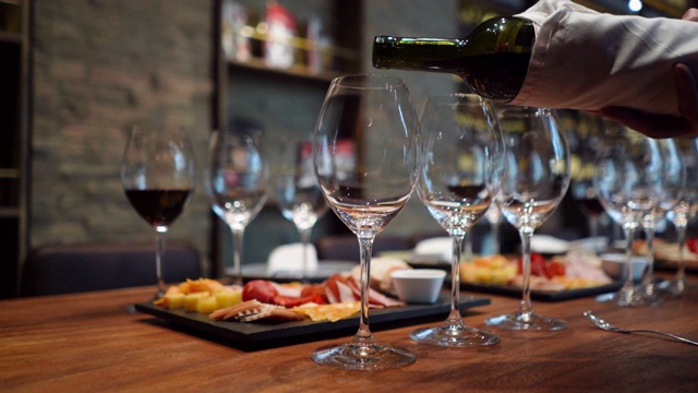 在酒窖里把葡萄酒倒进玻璃杯里，为品酒准备一张桌子视频下载